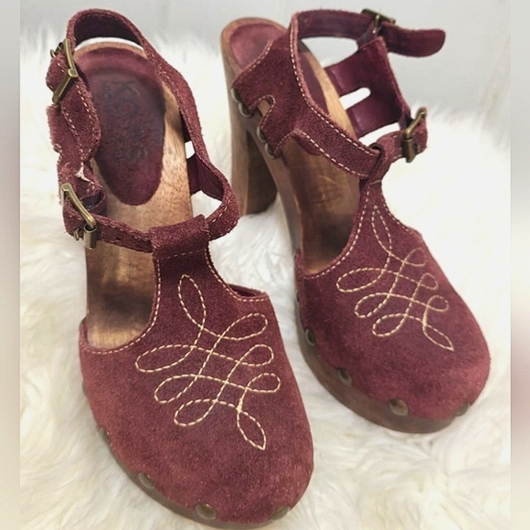 Micheal Kors Burgundy Wooden Block Heels Strappy Velvety Sandals. Size 7M🌴✌️ - Picture 2 of 9